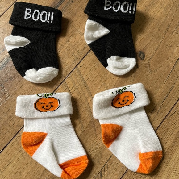 Baby Halloween caps and sock set - Picture 4 of 5